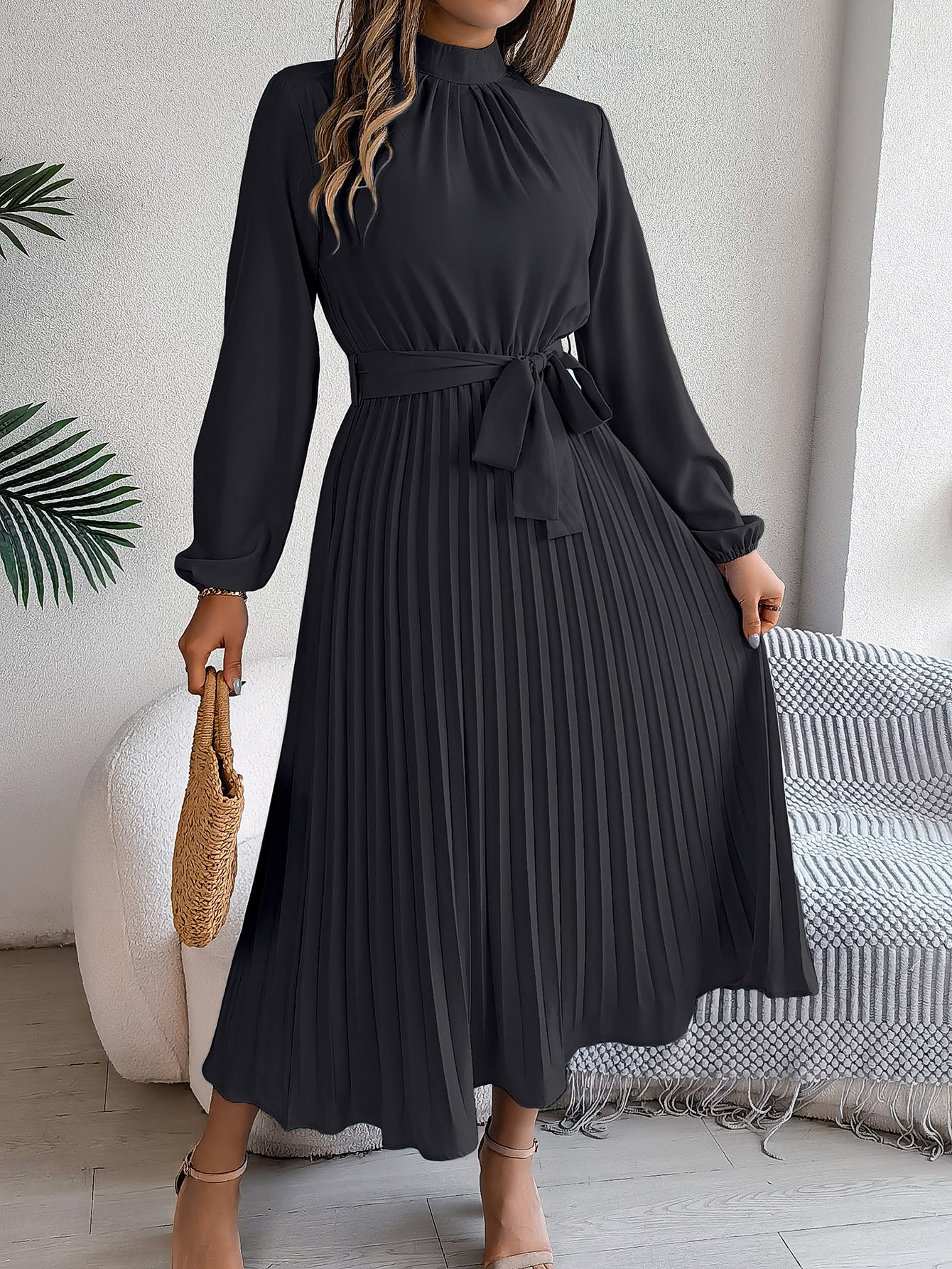 Valenzora | Elegant and timeless pleated dress