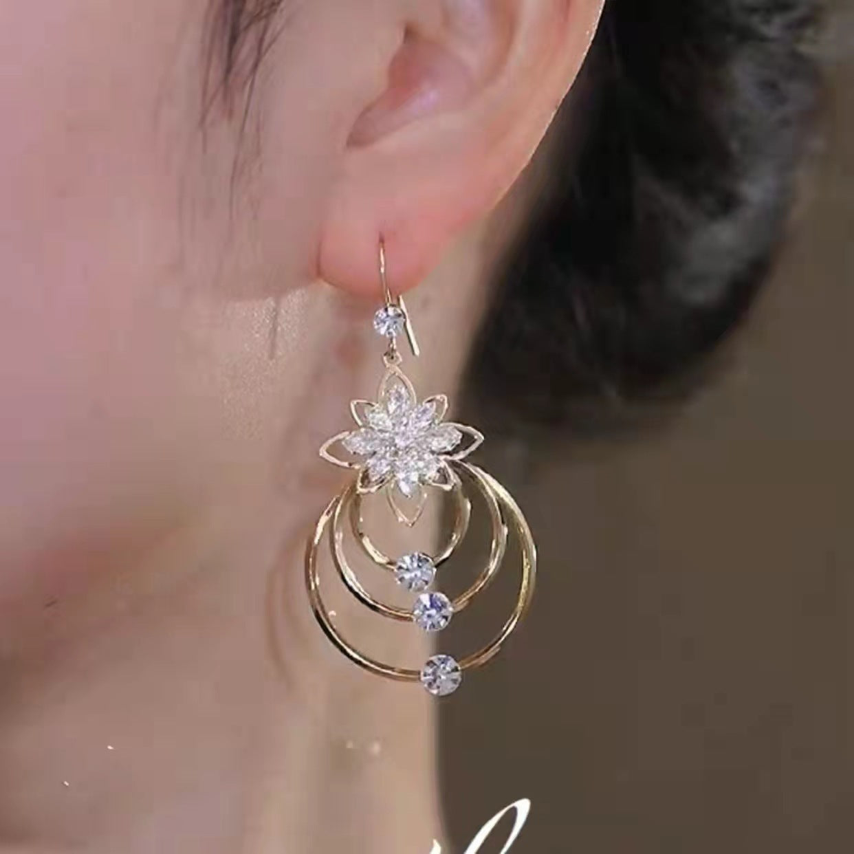 Valenzora | Luxurious Gold Hoop Earrings