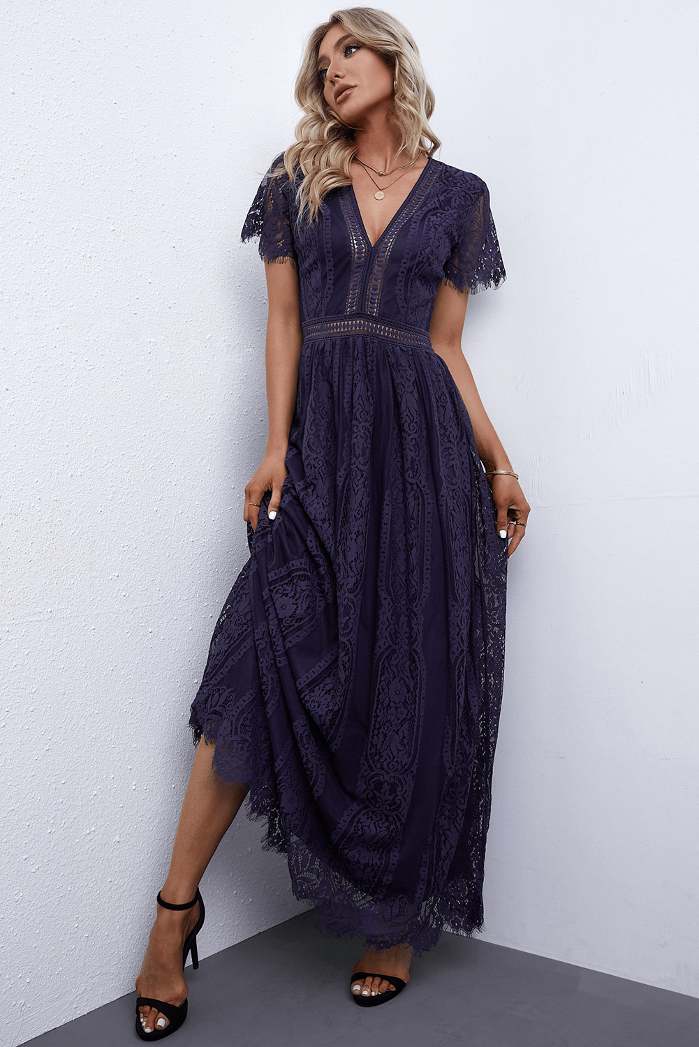 Valenzora | Spitzen-Plunge-Kleid mit gewelltem Saum