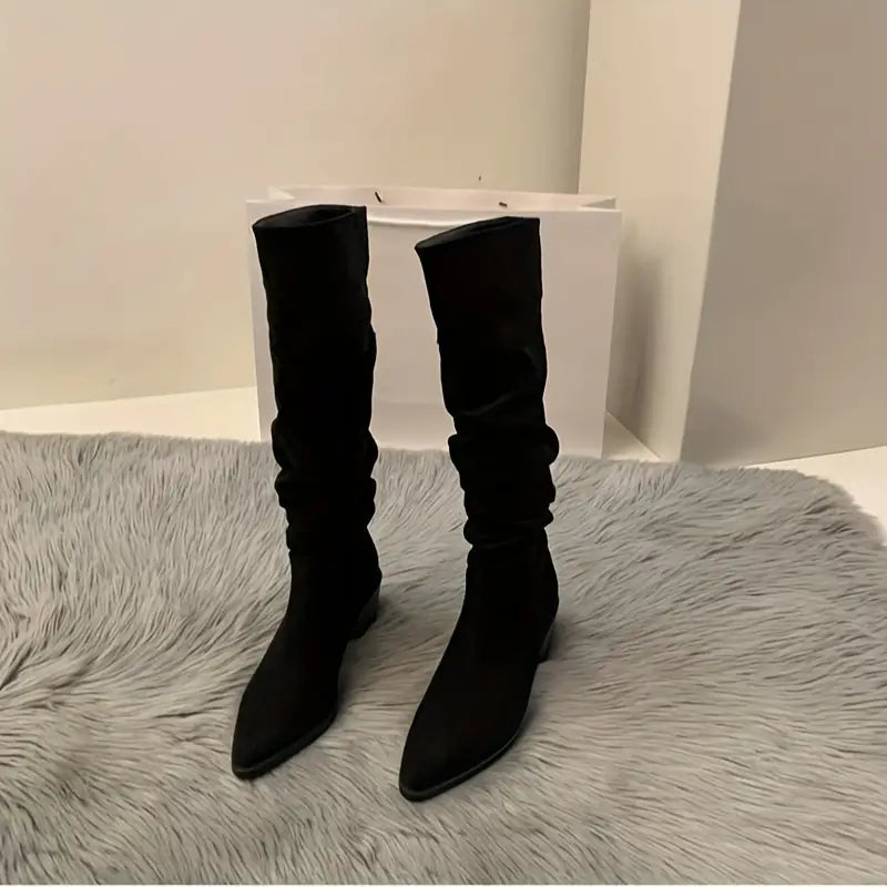 – Sturdy, pointed boots that reach mid-calf