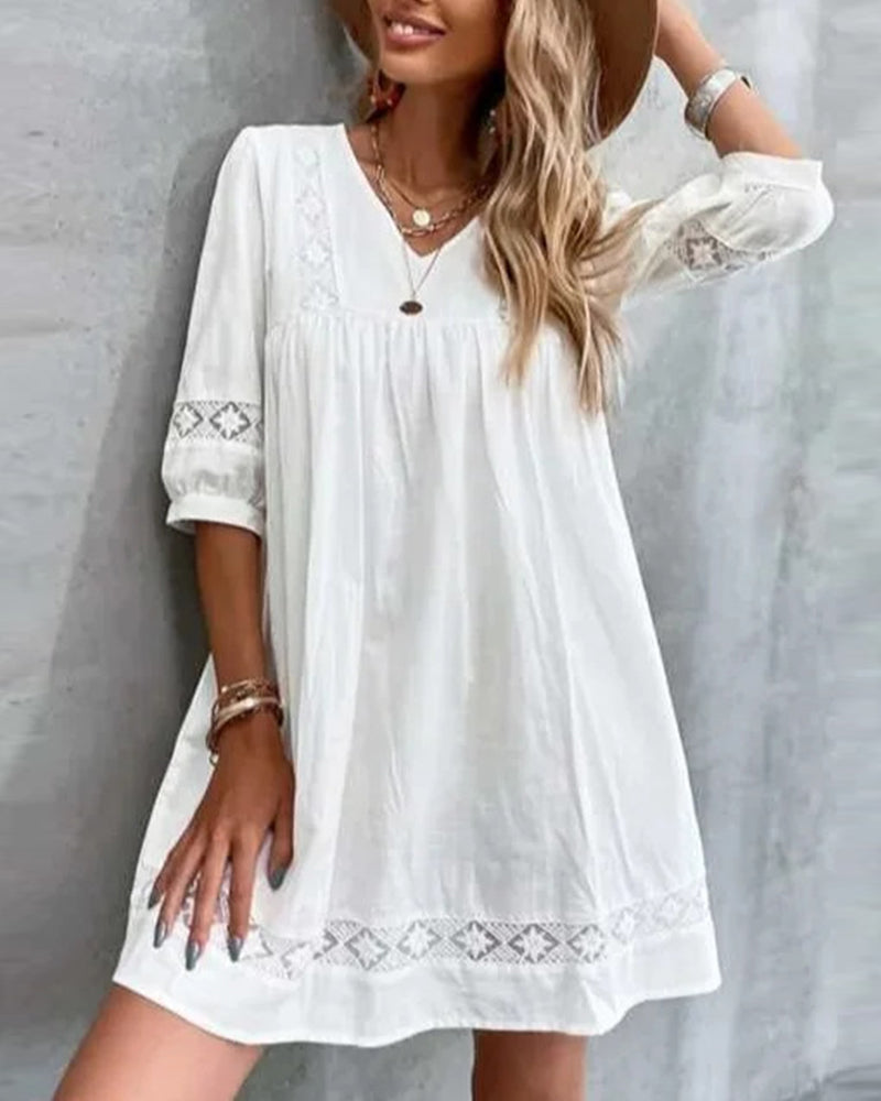 Valenzora | Dress made of solid color lace with a V-neck and three-quarter sleeves
