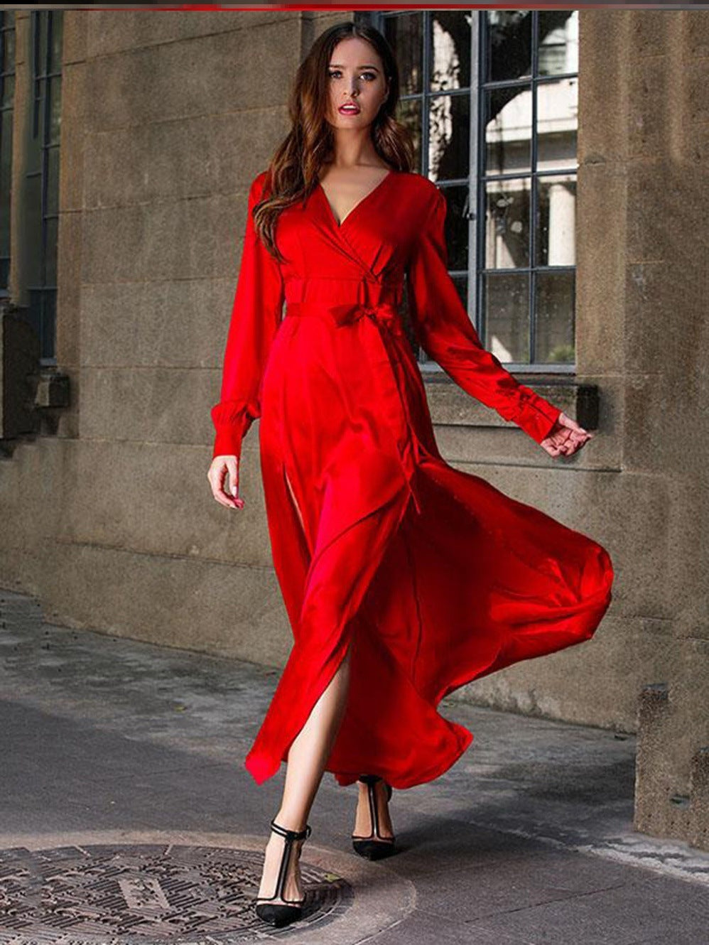Valenzora | Elegant dress with long sleeves, V-neck, and a split long skirt
