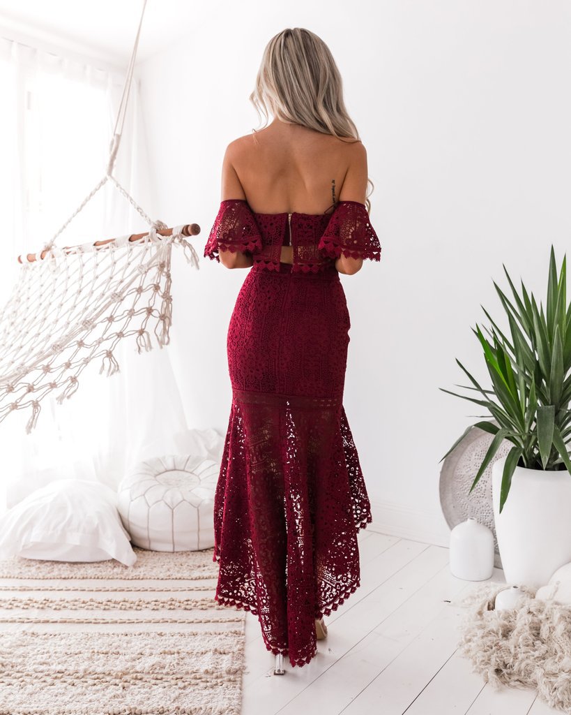Valenzora | Lace Off-Shoulder Crop Top High Low Skirt 2-Piece Set