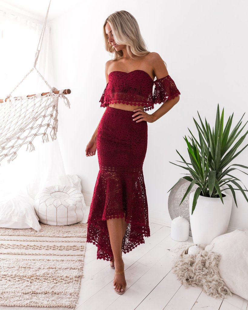 Valenzora | Lace Off-Shoulder Crop Top High Low Skirt 2-Piece Set