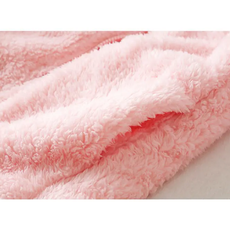 und eine flauschige Jacke mit Reißverschluss, Fleeceweste