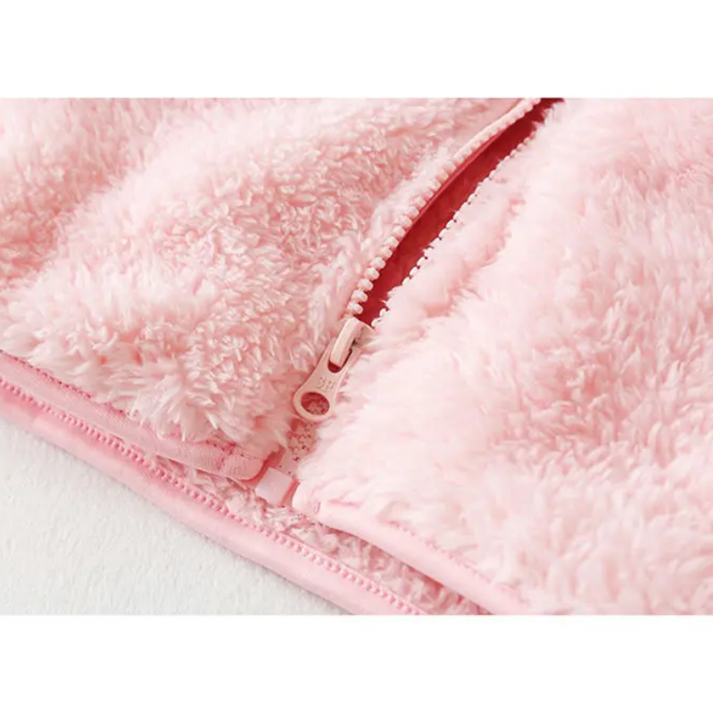 und eine flauschige Jacke mit Reißverschluss, Fleeceweste