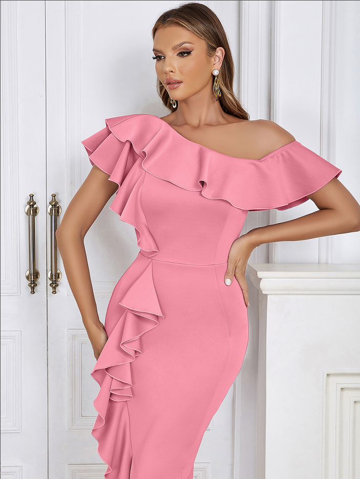 Asymmetrical, figure-hugging midi dress with a ruffled collar | Pink