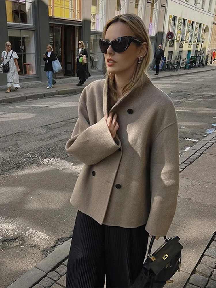 Valenzora | Women's asymmetrical trench coat with wide lapels and double closure