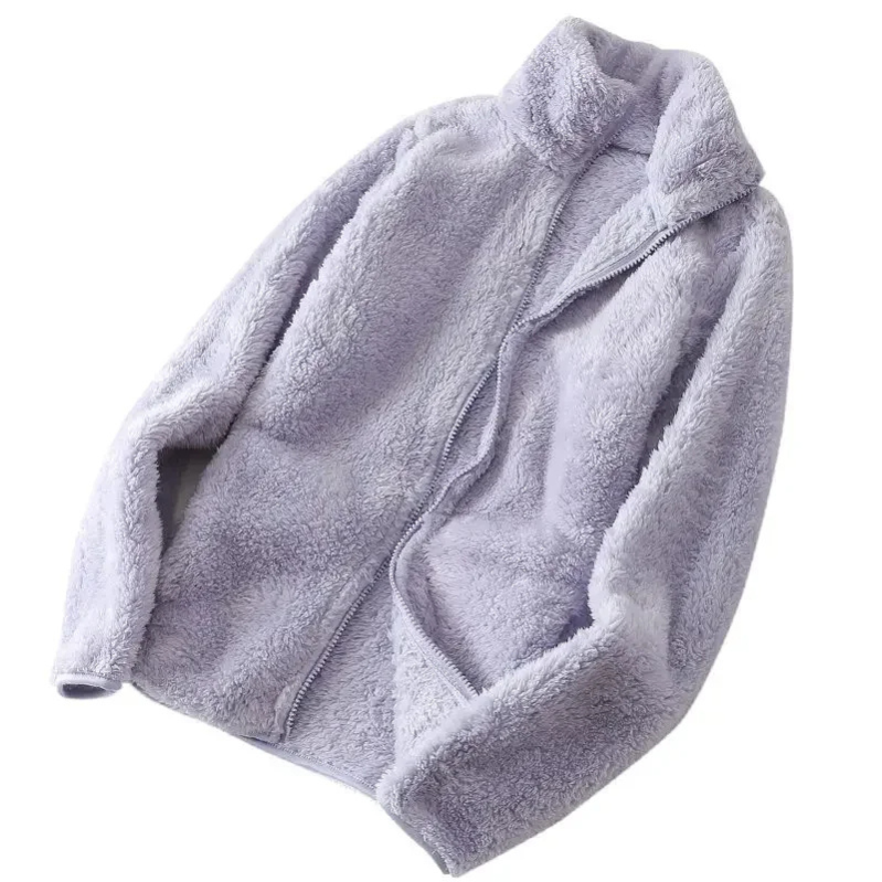 und eine flauschige Jacke mit Reißverschluss, Fleeceweste