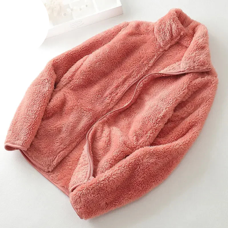 und eine flauschige Jacke mit Reißverschluss, Fleeceweste