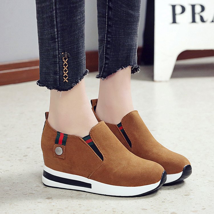 Women's wedge sneakers with a modern slip-on design and comfortable sole, size S