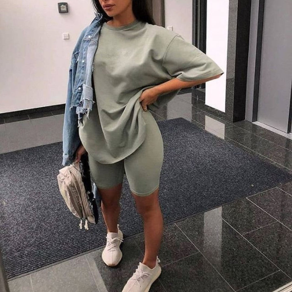 Women's sporty two-piece set with T-shirt and shorts, size