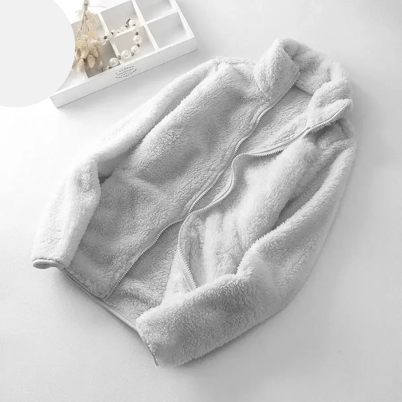 und eine flauschige Jacke mit Reißverschluss, Fleeceweste