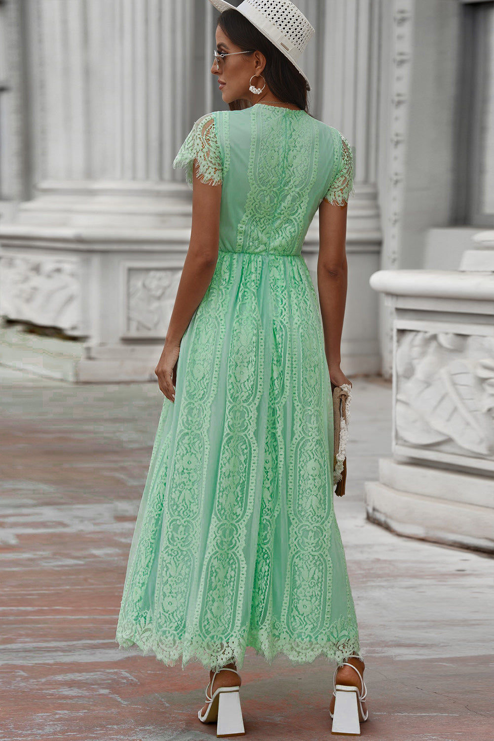 Valenzora | Spitzen-Plunge-Kleid mit gewelltem Saum