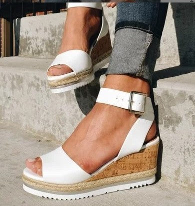 Sandalen mit Schnallenkeilabsatz