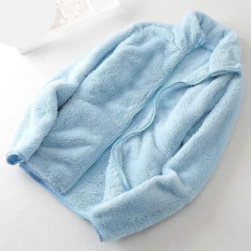 und eine flauschige Jacke mit Reißverschluss, Fleeceweste