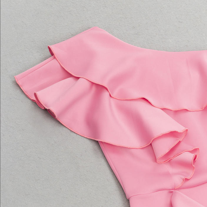 Asymmetrical, figure-hugging midi dress with a ruffled collar | Pink