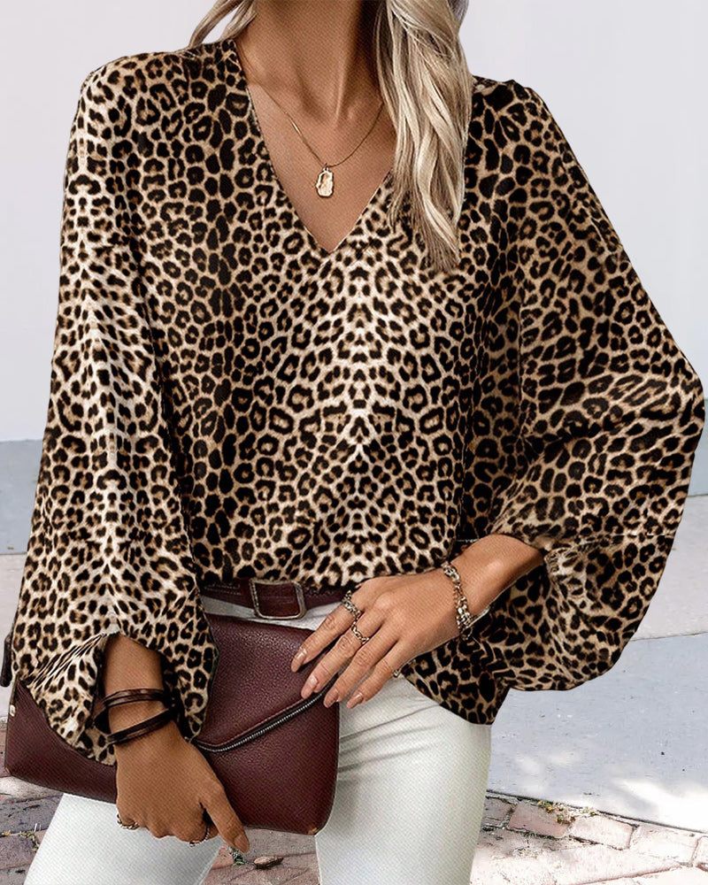 Valenzora | Stylish leopard print top with V-neck and lantern sleeves