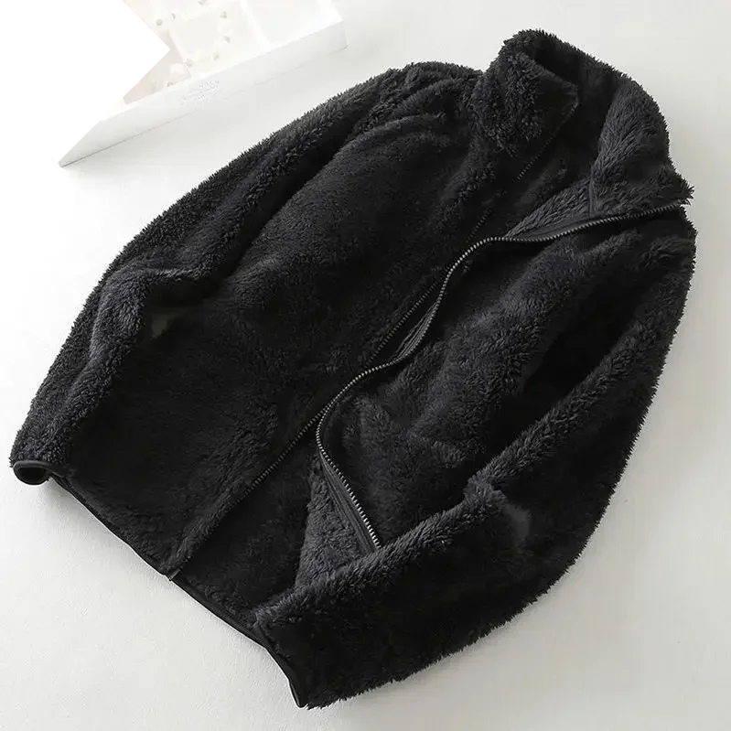 und eine flauschige Jacke mit Reißverschluss, Fleeceweste
