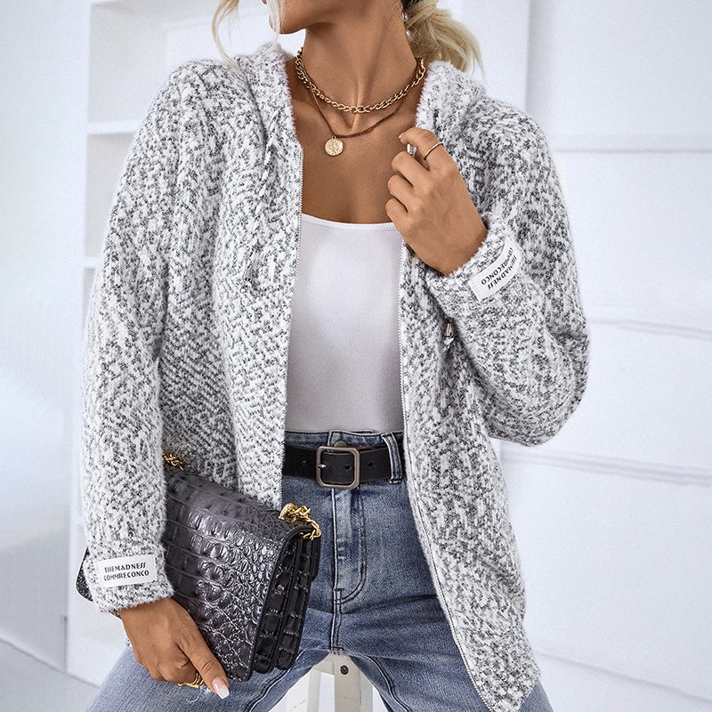 Eleganz trifft Funktionalität: Entdecken Sie Noras Kapuzenstrickjacke