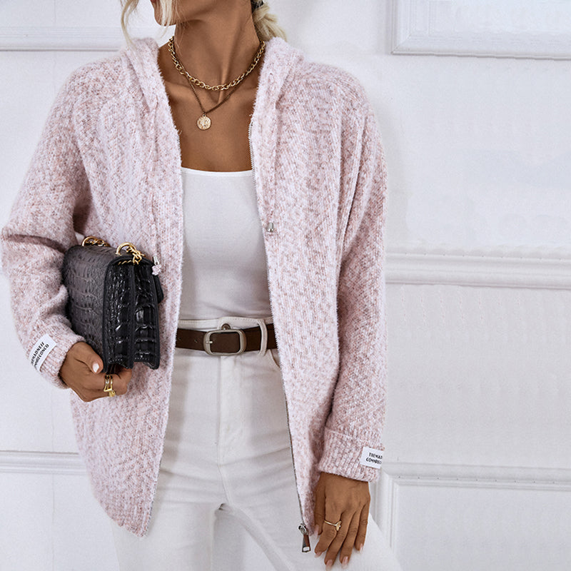 Eleganz trifft Funktionalität: Entdecken Sie Noras Kapuzenstrickjacke