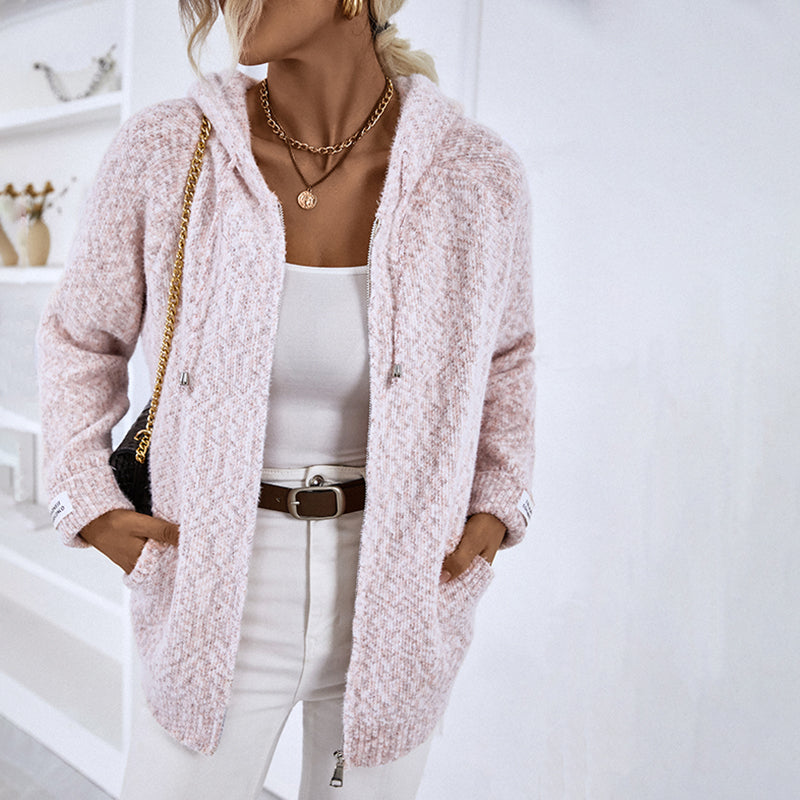Eleganz trifft Funktionalität: Entdecken Sie Noras Kapuzenstrickjacke