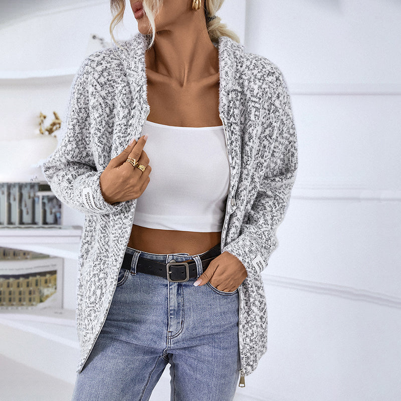 Eleganz trifft Funktionalität: Entdecken Sie Noras Kapuzenstrickjacke