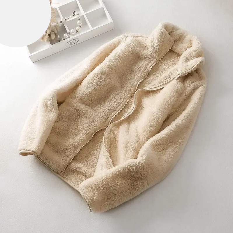 und eine flauschige Jacke mit Reißverschluss, Fleeceweste