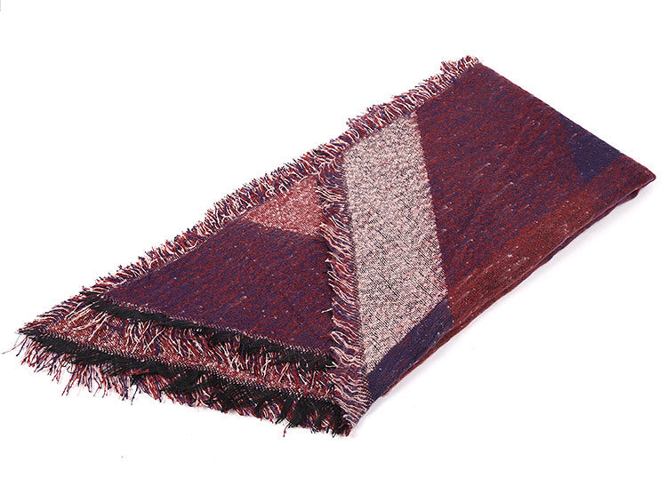 Women's elegant fringed scarf made of soft material with a geometric pattern, size [size missing]