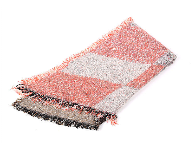 Women's elegant fringed scarf made of soft material with a geometric pattern, size [size missing]