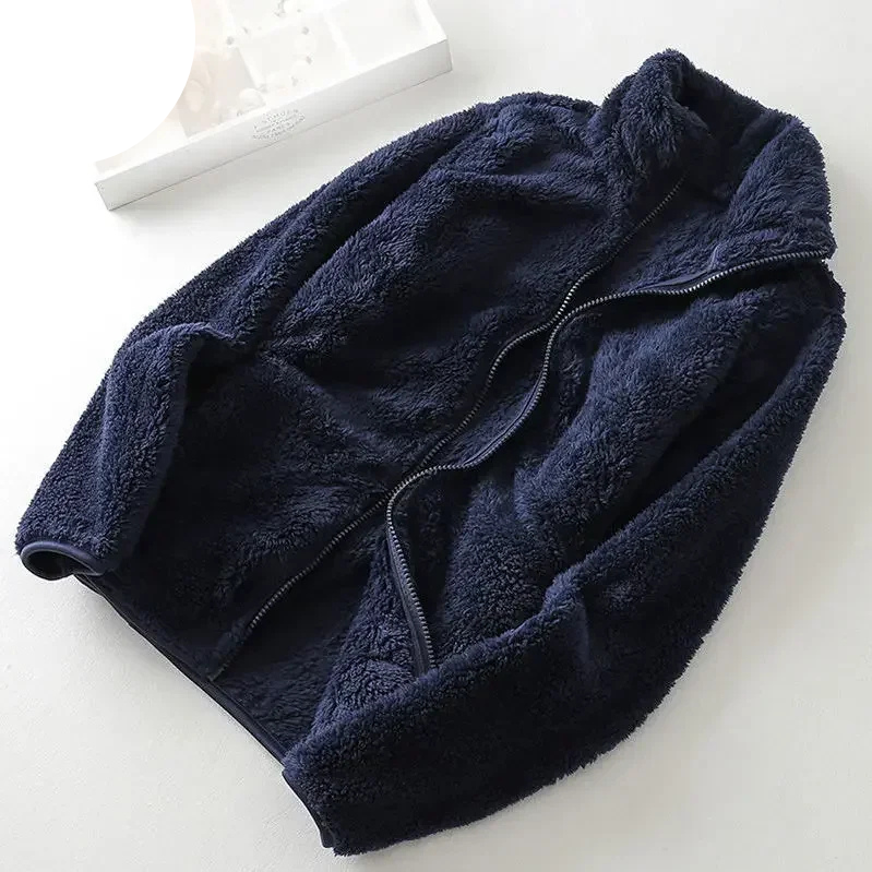 und eine flauschige Jacke mit Reißverschluss, Fleeceweste