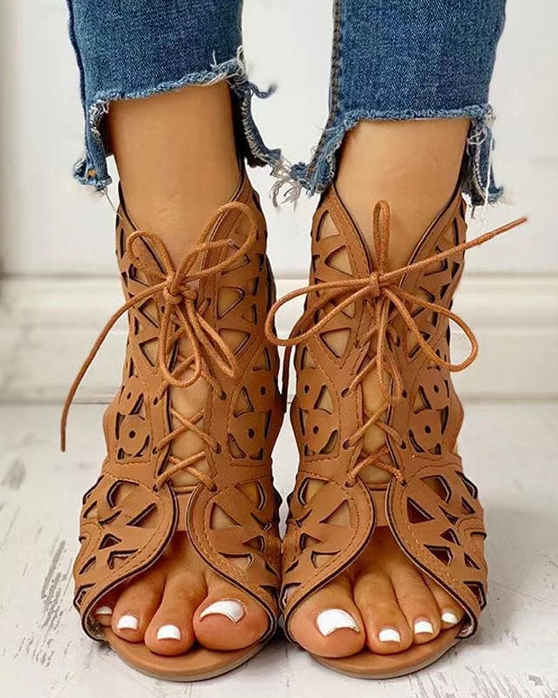 Valenzora | Flat sandals in ethnic style with cutout