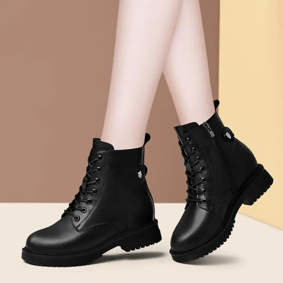 Valenzora | Women's boots with laces and side zipper. Sustainable and slip-resistant.