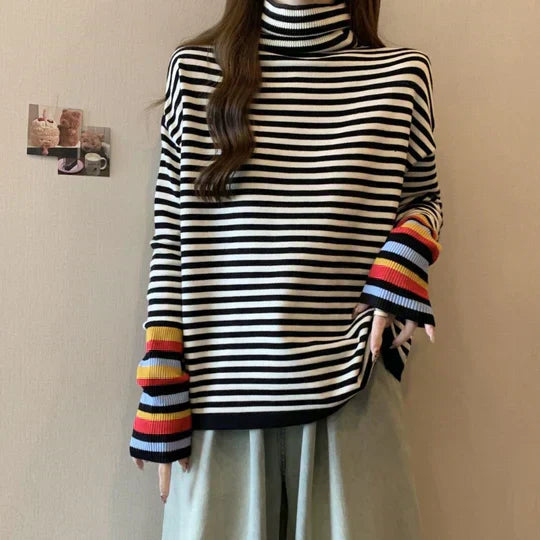 Gestreifter Pullover mit hohem Halsausschnitt