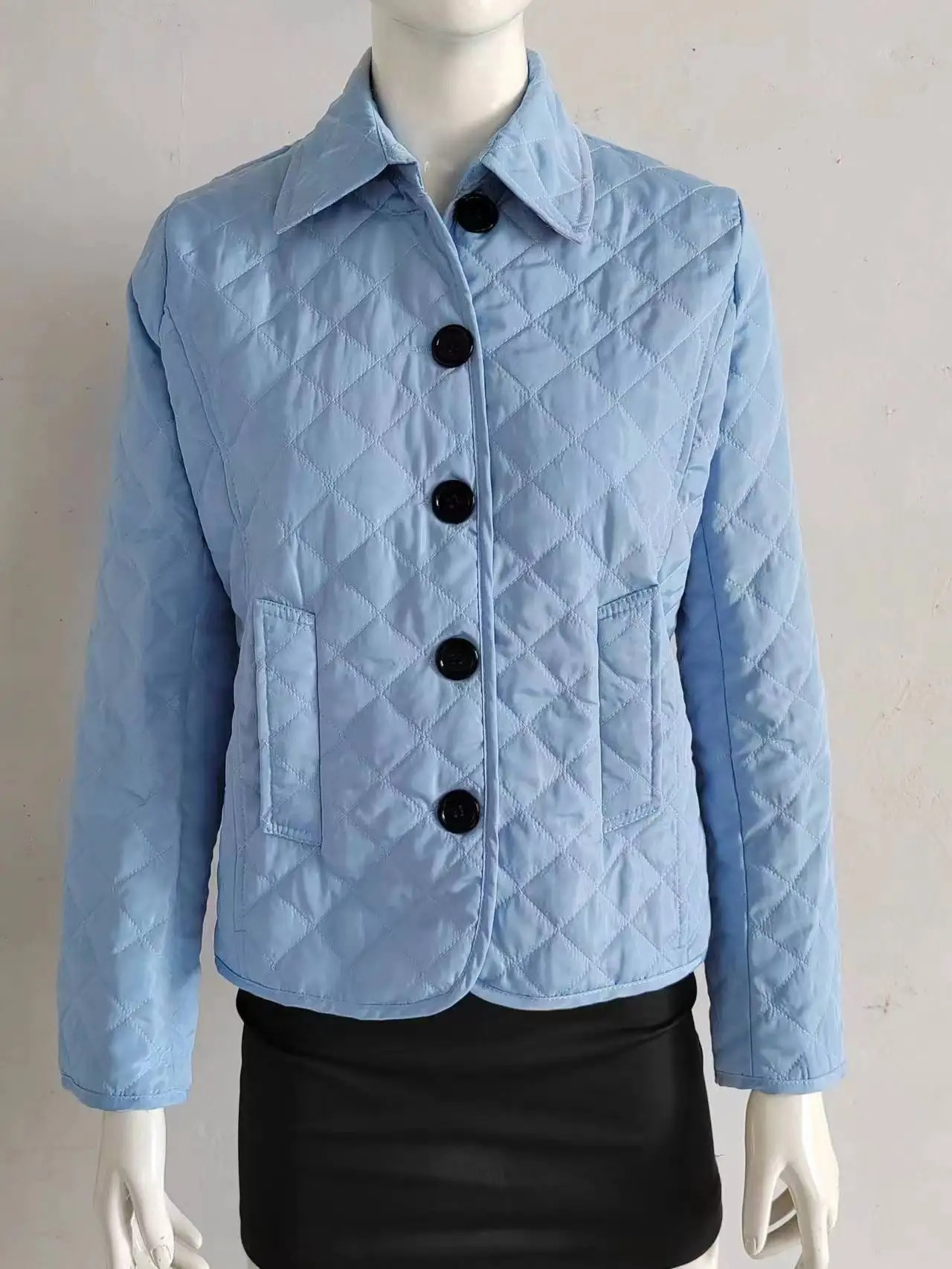 Valenzora | Short quilted women's jacket with buttons and collar, elegant