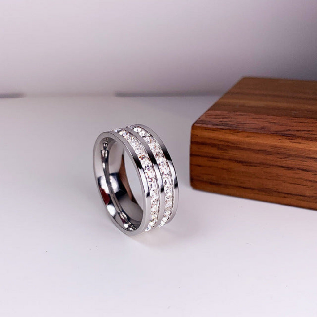Valenzora | Elegant Inlaid Zirconia Ring Gold