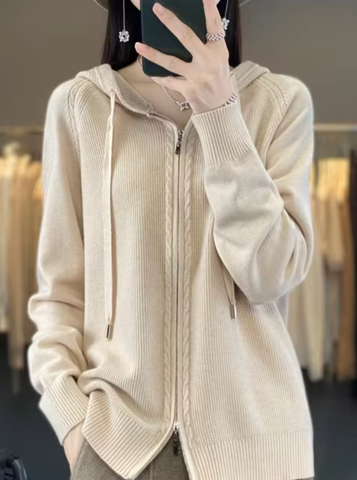 – Strickjacke mit Kapuze