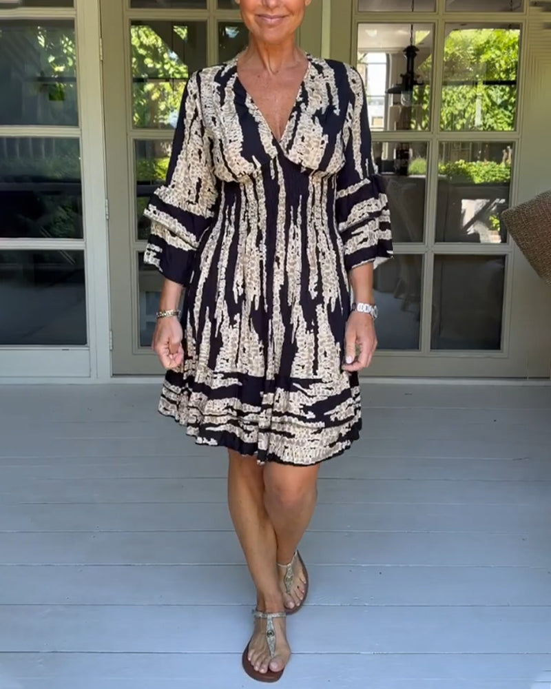 Dress with V-neck and 3/4 sleeves