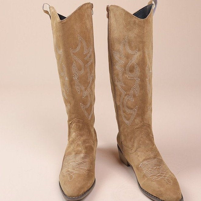 Valenzora | Embroidered V-cut boots