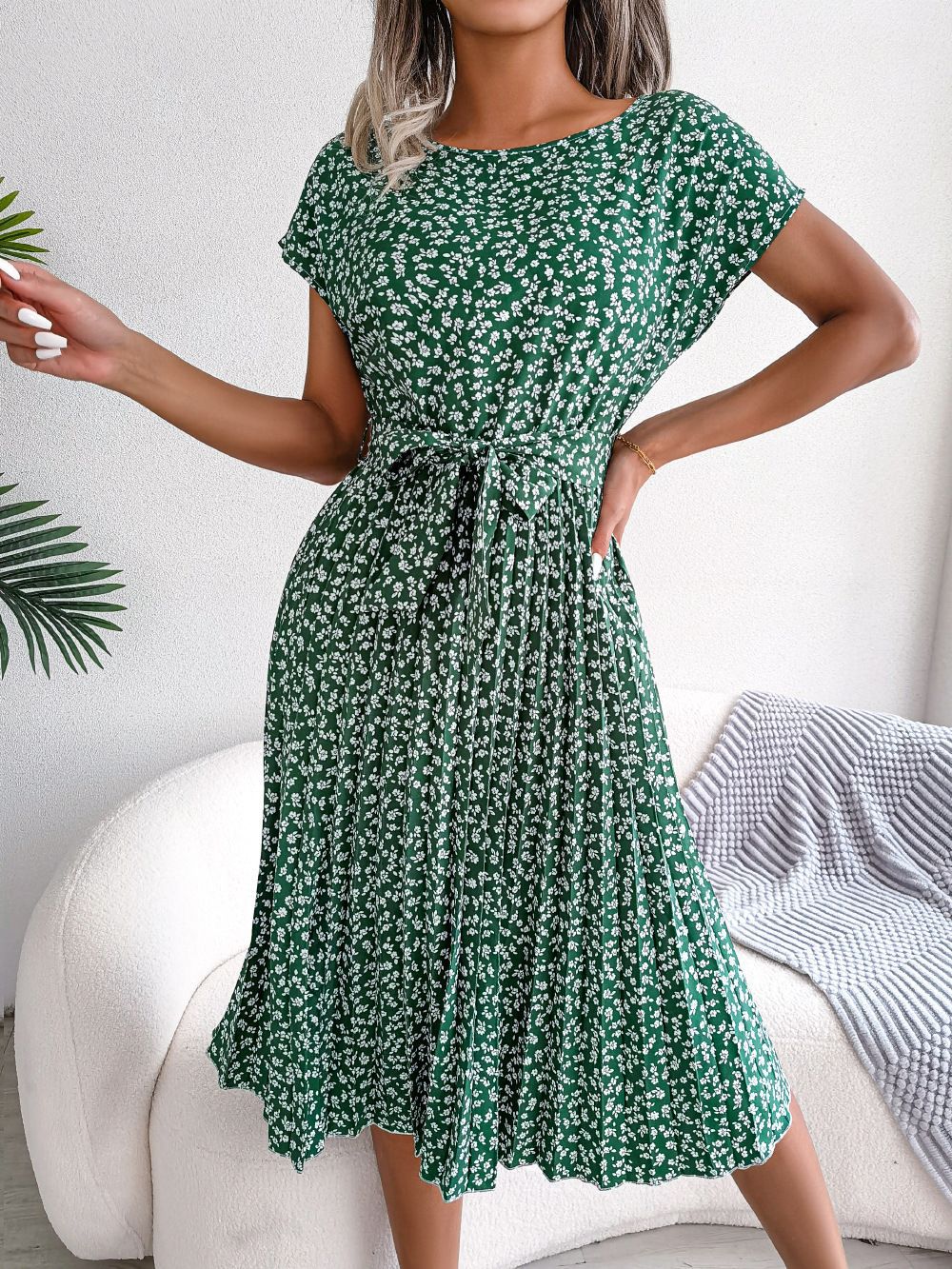 Valenzora | Kleid mit kurzen Ärmeln und eleganten Falten, geblümt