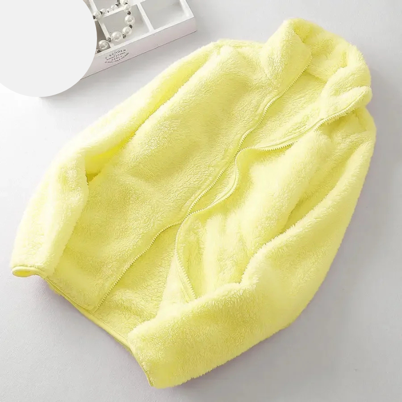 und eine flauschige Jacke mit Reißverschluss, Fleeceweste