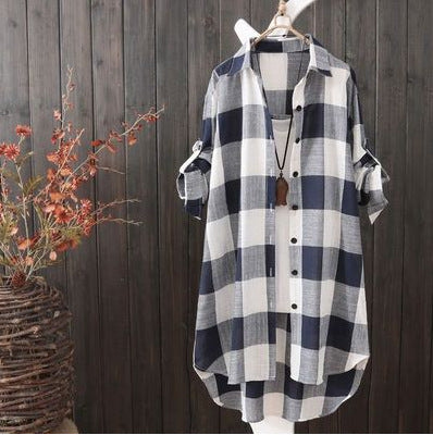 Women's casual plaid blouse in an oversized cut with practical pockets, size S