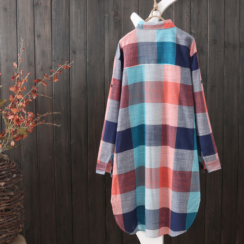 Women's casual plaid blouse in an oversized cut with practical pockets, size S