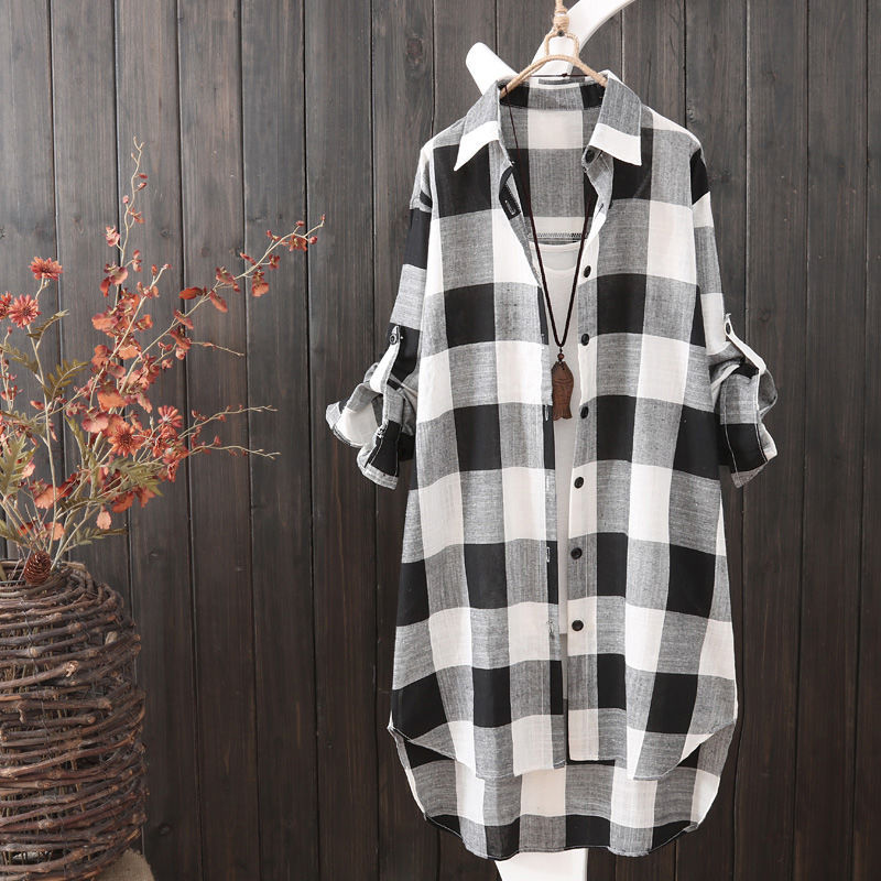 Women's casual plaid blouse in an oversized cut with practical pockets, size S