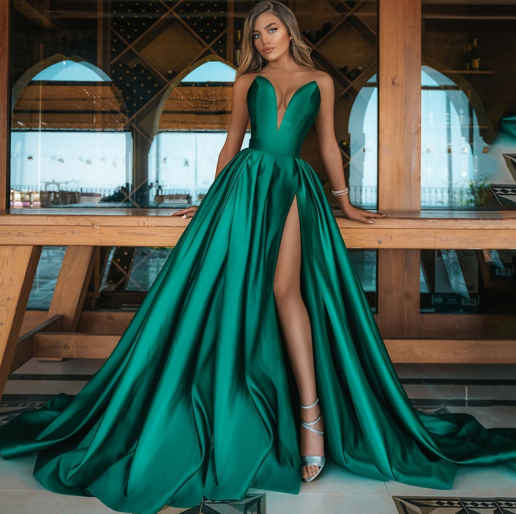 Valenzora | Deep V-shaped long skirt wedding dress
