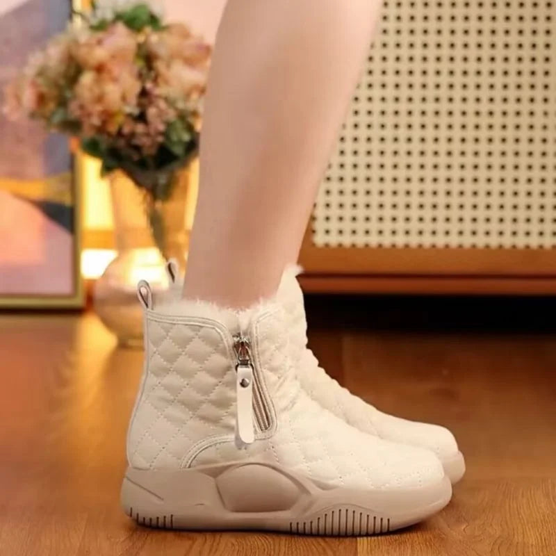 Short boots with side chain