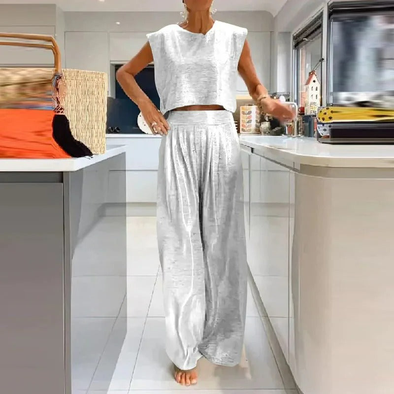 Glänzendes Damenoberteil und Hose