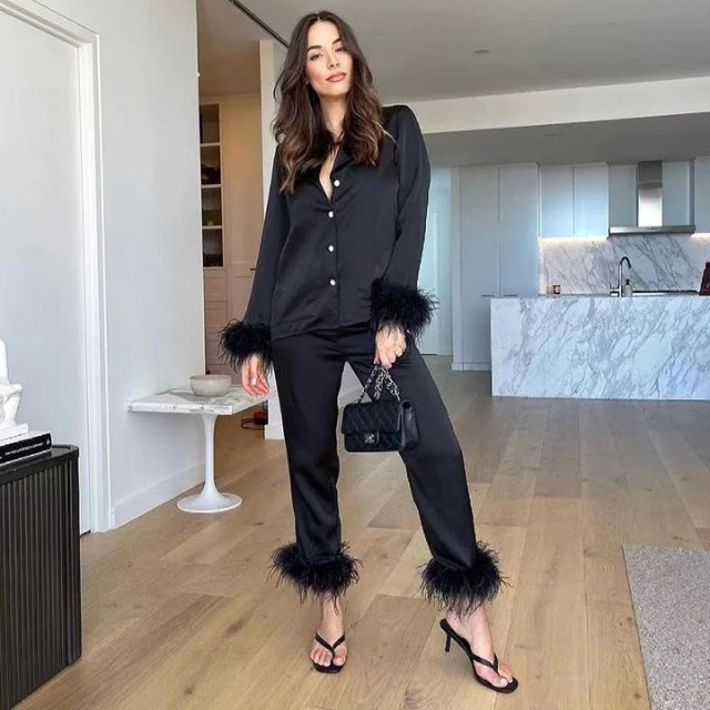 Valenzora | Silk pajama set with feather trim on the cuffs