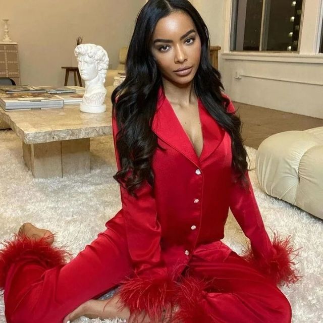 Valenzora | Silk pajama set with feather trim on the cuffs