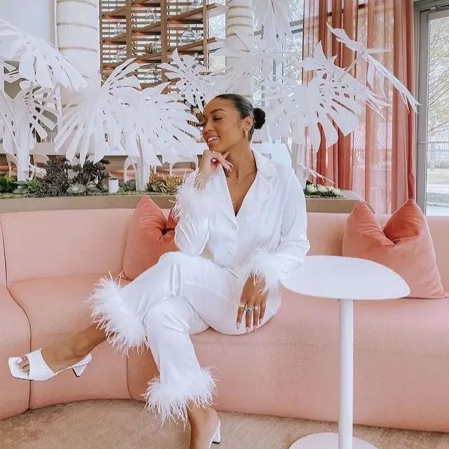 Valenzora | Silk pajama set with feather trim on the cuffs